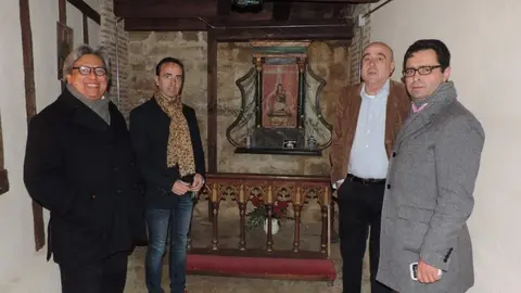 Miembros de la AIT en la capilla de Toro