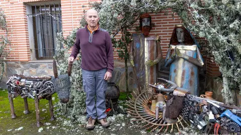 Carmelo Donado, ganador del primer premio de decoración de fachadas con su Nacimiento de latón. Fotografía: Interbenavente
