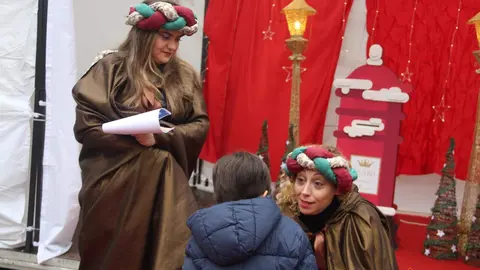 Los pajes de SS MM Los Reyes Magos de Oriente recogen las cartas de los niños zamoranos en el Mercadillo navideño_8
