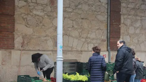 Comerciantes en los anexos del Mercado de Abastos