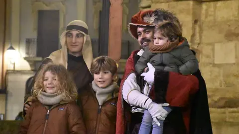 Los pajes reales reciben las cartas de los más pequeños_11