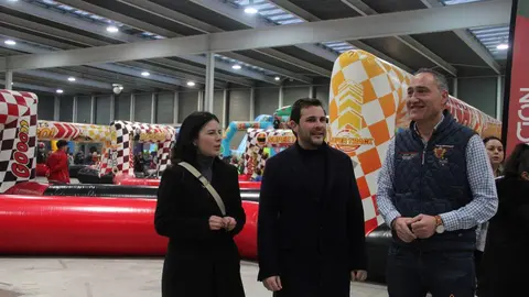 El vicepresidente primero de la Diputación de Zamora y diputado de Educación, Cultura y Turismo, Víctor López de la Parte, el vicepresidente cuarto y diputado de Desarrollo Económico y responsable de Ifeza, Emilio Fernández Martínez, y la técnico de Comunicación de la Fundación Caja Rural de Zamora, Laura Huertos, en la clausura de la ferie Muévete