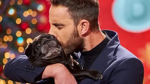 Dani Rovira junto a su carlino. Imagen de archivo