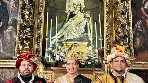 Los pajes reales visitan la imagen de Nuestra Madre