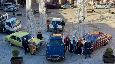 Los Reyes Magos en coches clásicos en Benavente