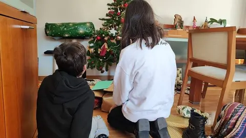 Niños zamoranos descubren los regalos bajo el árbol