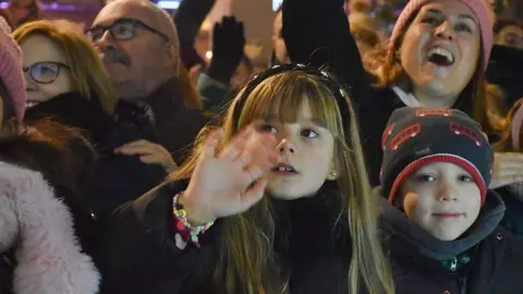Una niña en la Cabalgata de los Reyes Magos de Zamora