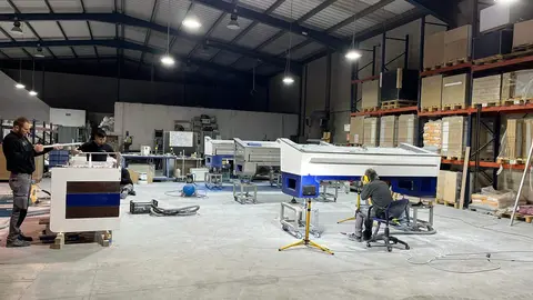 Trabajadores en el taller de Krion en Zamora. Fotografía: Essen