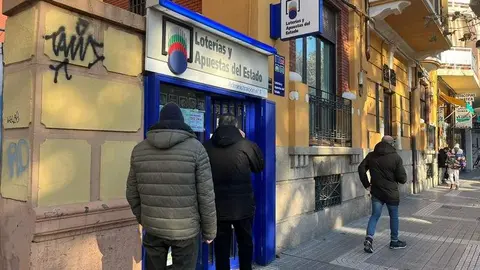 Personas en la puerta de una administración de Lotería 