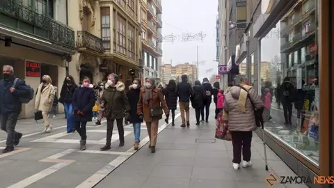 Personas paseando por Santa Clara con mascarilla durante la pandemia