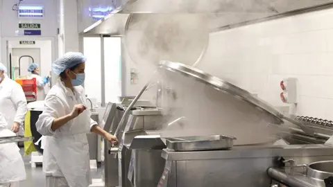 Cocina de línea fría del Complejo Asistencial de Zamora tras las obras de mejora_16