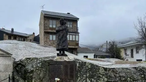 Estatua en homenaje a las víctimas de Ribadelago. Imagen cedida