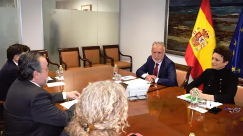 reunión el ministro de Política territorial ha mantenido una reunión con representantes de la ONCE