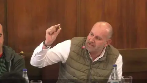David García muestra una bala en el pleno de la Diputación