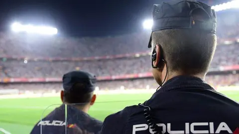 El cuerpo de Policía Nacional durante un partido de fútbol. Fotografía: Policía Nacional