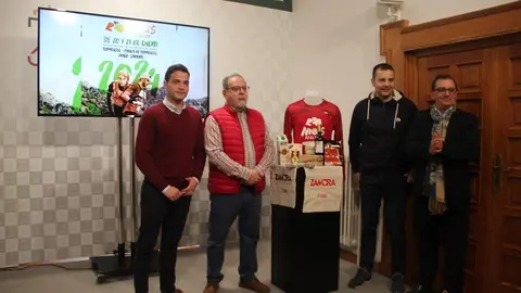El diputado de Deportes y Juventud, Juan del Canto Sevillano, y el director técnico de la prueba, Antonio del Pozo, y el director de Comunicación de Caja Rural de Zamora, Narciso Prieto Martín durante la presentación de Arribes Ocultos