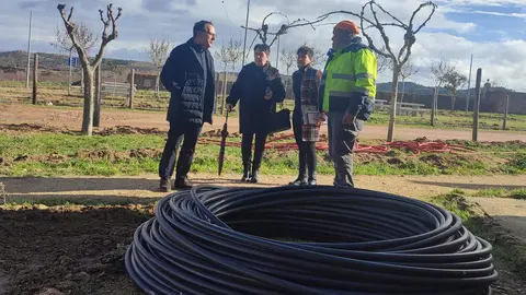 El subdelegado del Gobierno en Zamora durante su visita a las obras de Sanzoles y Fuentelapeña dentro del Programa de Fomento del Empleo Agrario