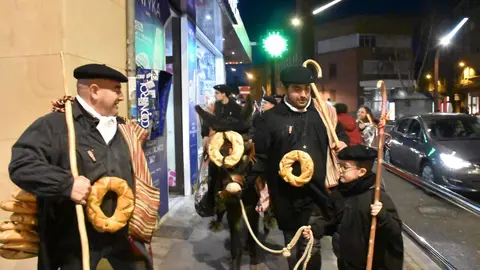 La Cofradía del cencerro anima las calles de Zamora por San Antón_29