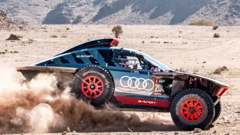 Carlos Sainz y Lucas Cruz en el Dakar. Imagen @CSainz_oficial