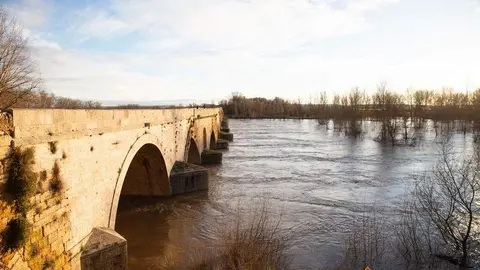 Subida del caudal del río Duero a su paso por Toro