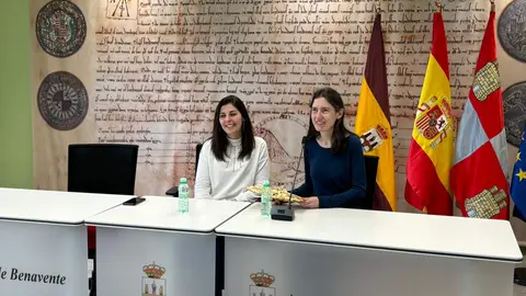 La benaventana Roxana Pérez, segunda premiada en los premios ‘Biblio Cyl Digital’, y la la edil de Cultura, Mercedes Benítez en el Ayuntamiento de Benavente