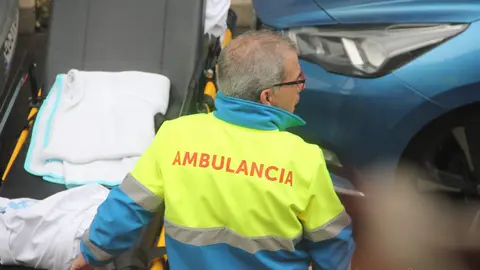 Un t&eacute;cnico en emergencias sanitarias traslada una camilla tras una asistencia domiciliaria Imagen de archivo