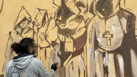 Carlos Adeva realizando un nuevo mural en Zamora. Hermandad Penitencial del Santísimo Cristo del Espíritu Santo (1) 