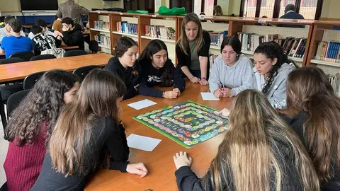 Alumnos del IES Cardenal Pardo Tavera y usuarios del Centro de D&iacute;a de Mayores celebran juntos el &ldquo;D&iacute;a Mundial de la Educaci&oacute;n Ambiental&rdquo;. Imagen de archivo