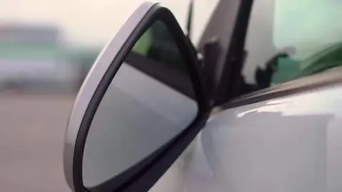 Espejo retrovisor roto. Imagen de archivo