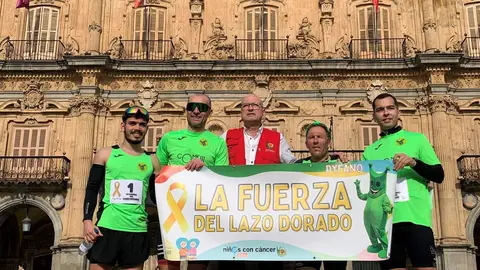 Gaspy, Jota, David y Yago a su llegada a la Plaza Mayor de Salamanca para visibilizar la labora de la asociación PYFANO