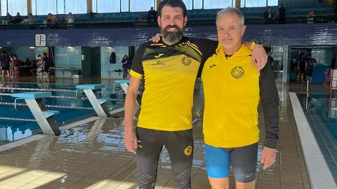 César Tijero y Sergio de Bethencourt del Dragones Caja Rural durante el campeonato de Castilla y León máster de salvamento y socorrismo