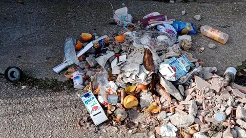 Escombros junto a los contenedores de basura en Burganes de Valverde. Fotografía: Ayuntamiento