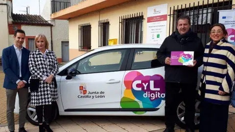 La consejera de Movilidad y Transformación Digital, María González Corral, y la delegada territorial, Leticia García, durante su visita a Manganeses de la Lampreana tras su adhesión al Programa CyL Digital