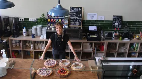 Valerie Anta al frente de su nuevo negocio de cafetería-repostería 'De los Alpes al Duero: Atelier Bistrot'