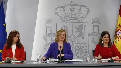 La ministra de Sanidad, Mónica García, la ministra de Educación, Formación Profesional y Deportes y portavoz del Gobierno, Pilar Alegría, y la ministra de Juventud e Infancia, Sira Rego, en la rueda de prensa posterior al Consejo de Ministros. Pool Moncloa / José Manuel Álvarez