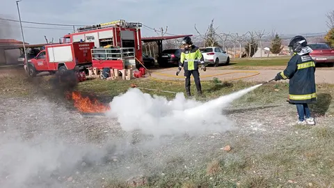 Los Bomberos del Consorcio Provincial de Zamora Imparten una clase de uso de extintores en la Residencia de San Tirso