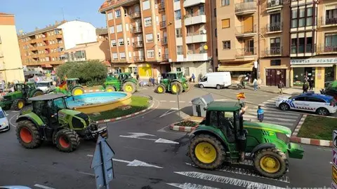 los tractores se adentran en el mercadillo de Benavente. Imagen Interbenavente