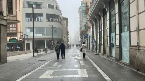 La calle Santa Clara con niebla