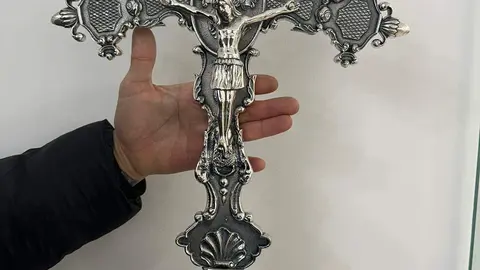 La cruz parroquial recupera el esplendor original