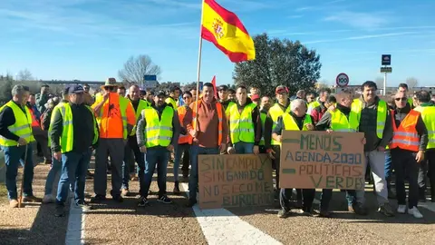 Agricultores cortan la A52 en Quiruelas de Vidriales en protesta por falta de apoyo y condiciones justas