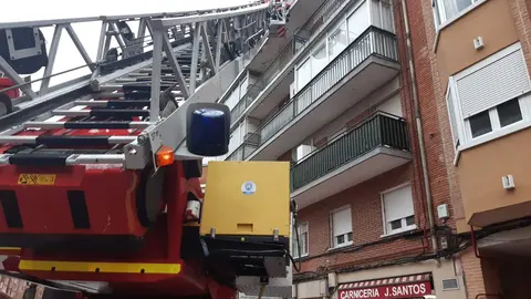 Fotografía de archivo de un intervención en una vivienda de Valladolid. Imagen: @BomberosVLL