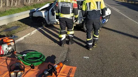 bomberos en el accidente de la N122. Imagen Diputación