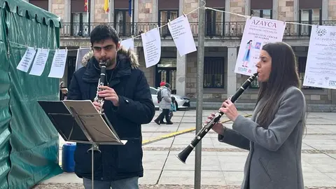 Sara Perez y Victor arguello tocando en la plaza de la Constitución