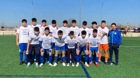 Emotivo gesto del equipo Juvenil de la Unión Deportiva Toresana