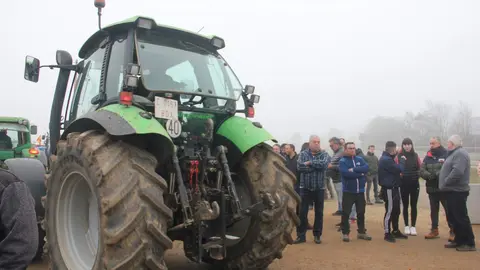 Más de 200 agricultores sacan sus tractores para protestar por las calles de Zamora_12