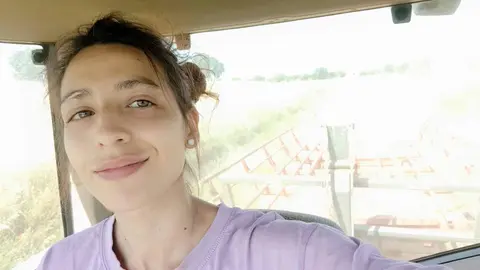 Katy durante las horas de trabajo en el tractor