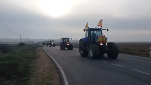 Tractores saliendo de Moraleja del Vino