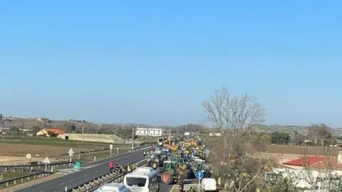 autovia cortada por los tractores 