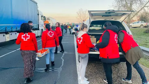 Trabajadores de Cruz Roja en Zamora asistiendo en las retenciones por las protestas agrarias