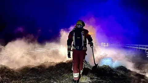 Bomberos de Le&oacute;n sofocando el fuego de una barricada anoche en la autov&iacute;a Le&oacute;n-Benavente. Bomberos de Le&oacute;n